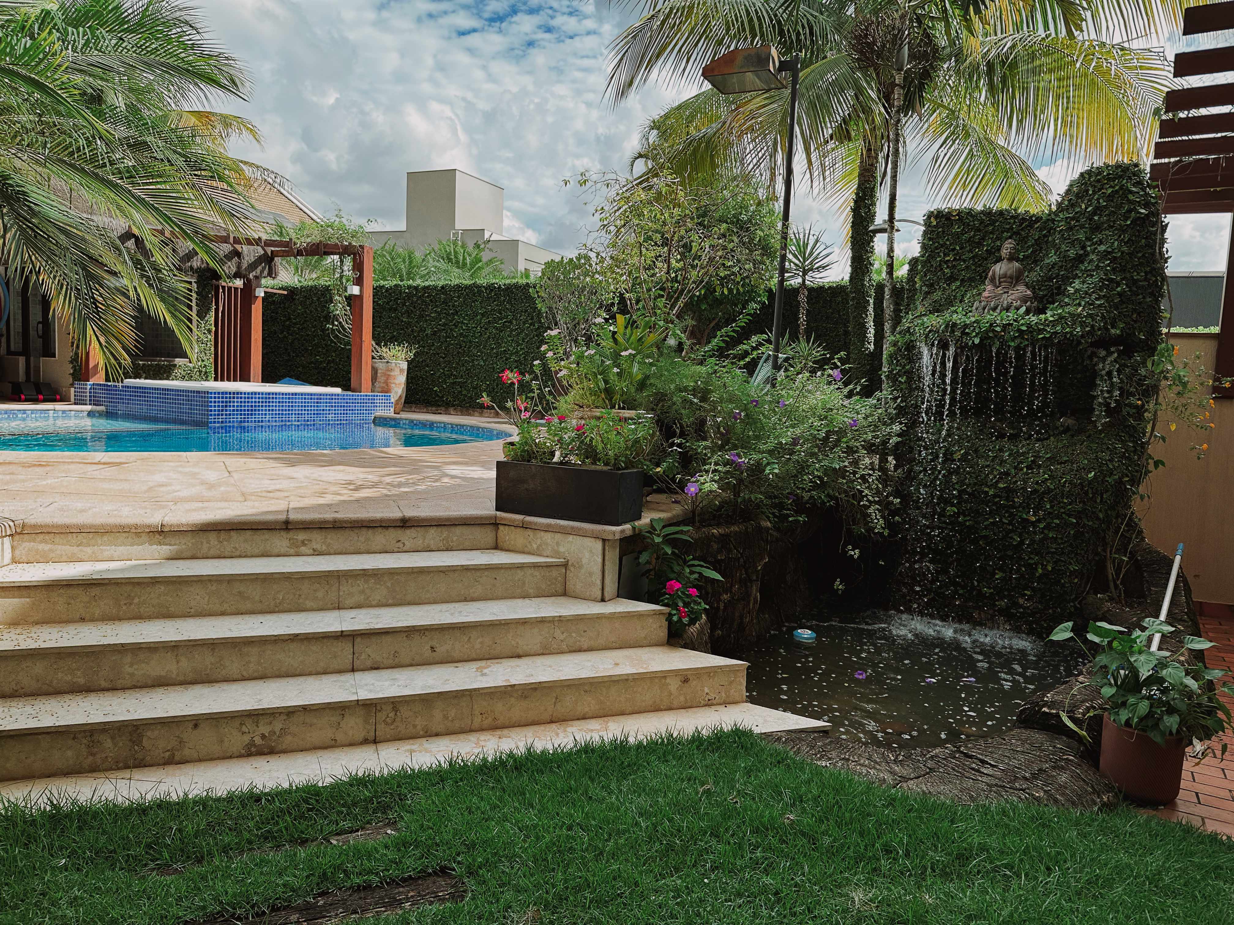 Jardim com estátua de Buda