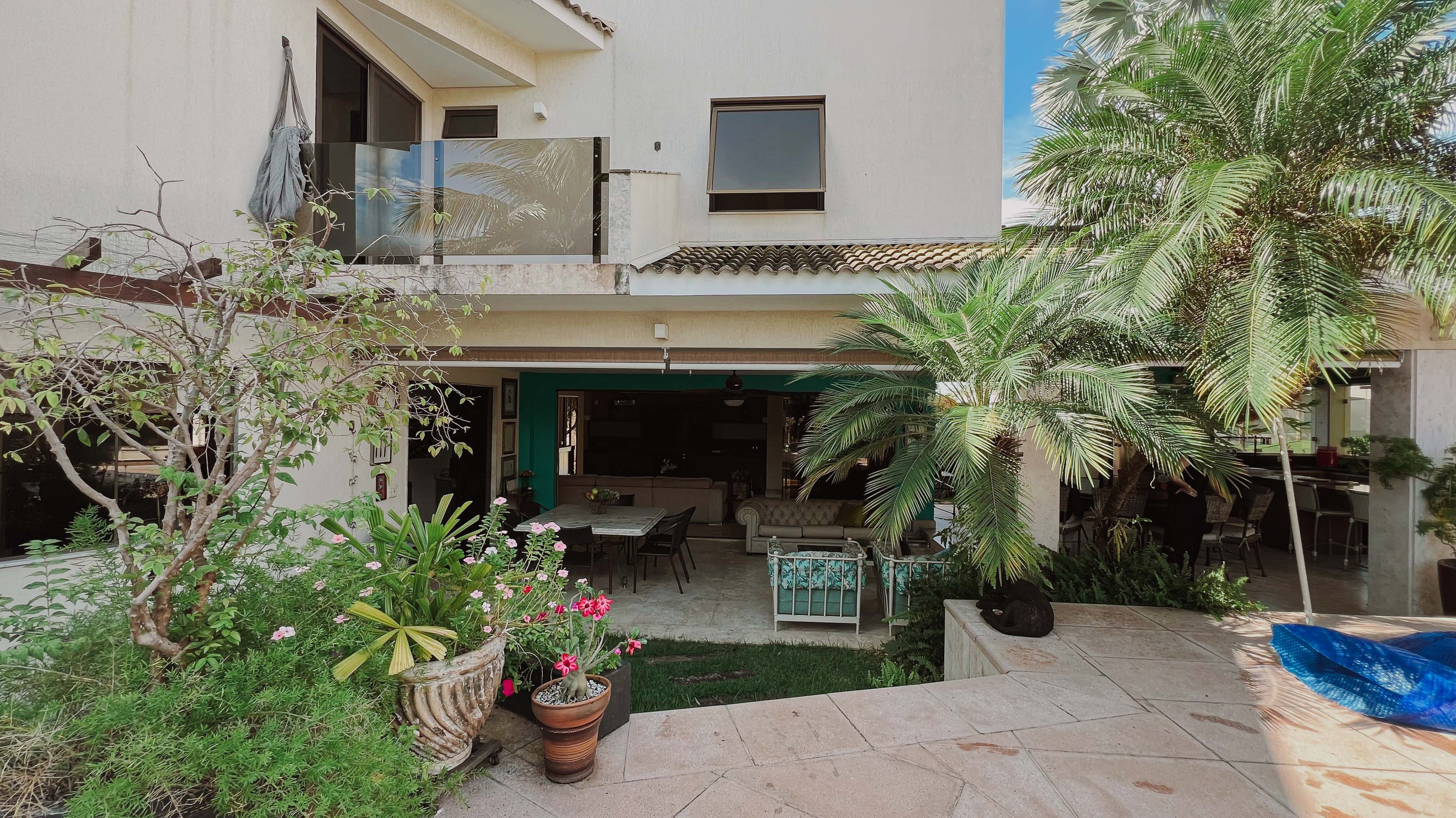 Área externa com jardim